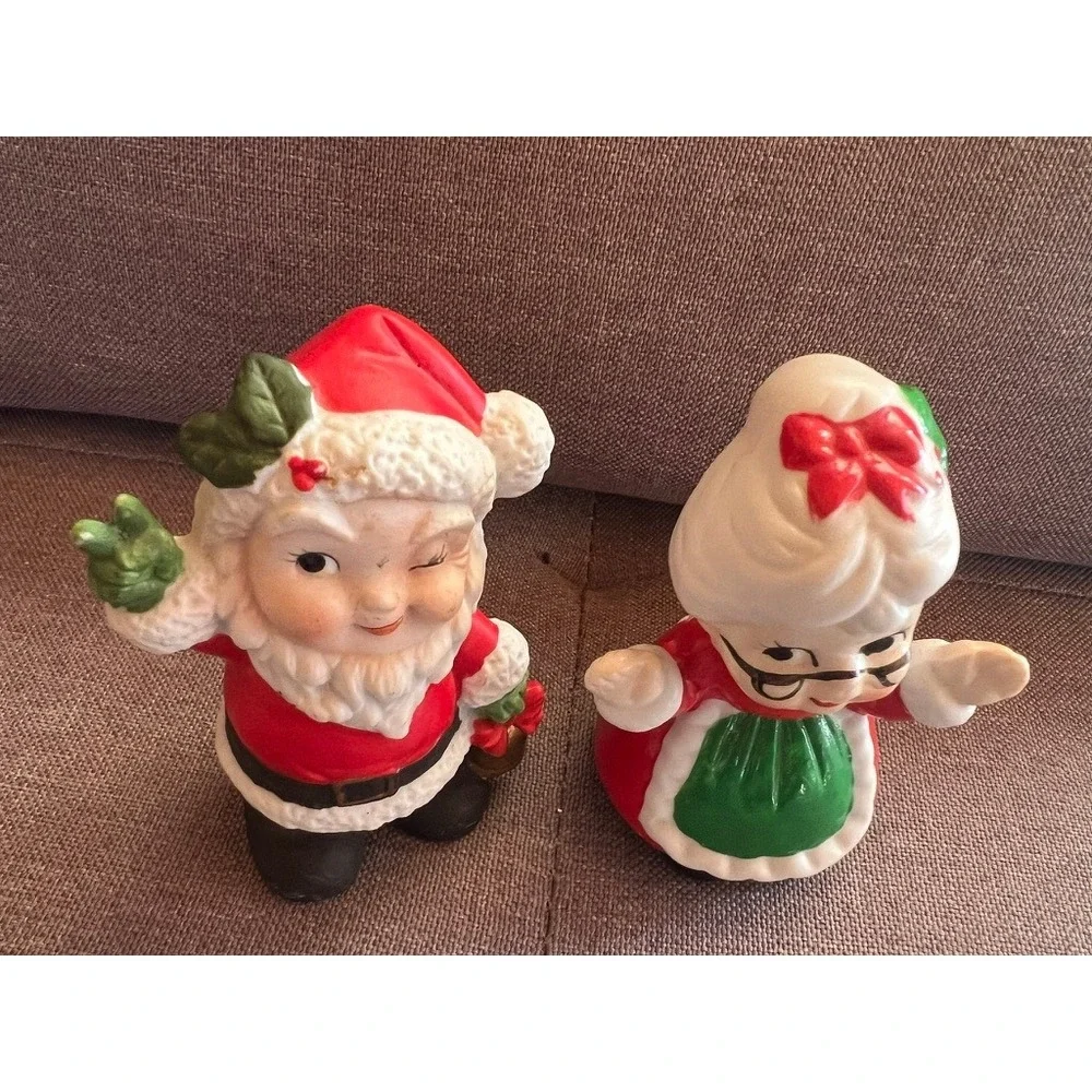 CGC Vintage Santa and Mrs Claus Figurines 4.5in Red Ceramic Winking Kitsch Set